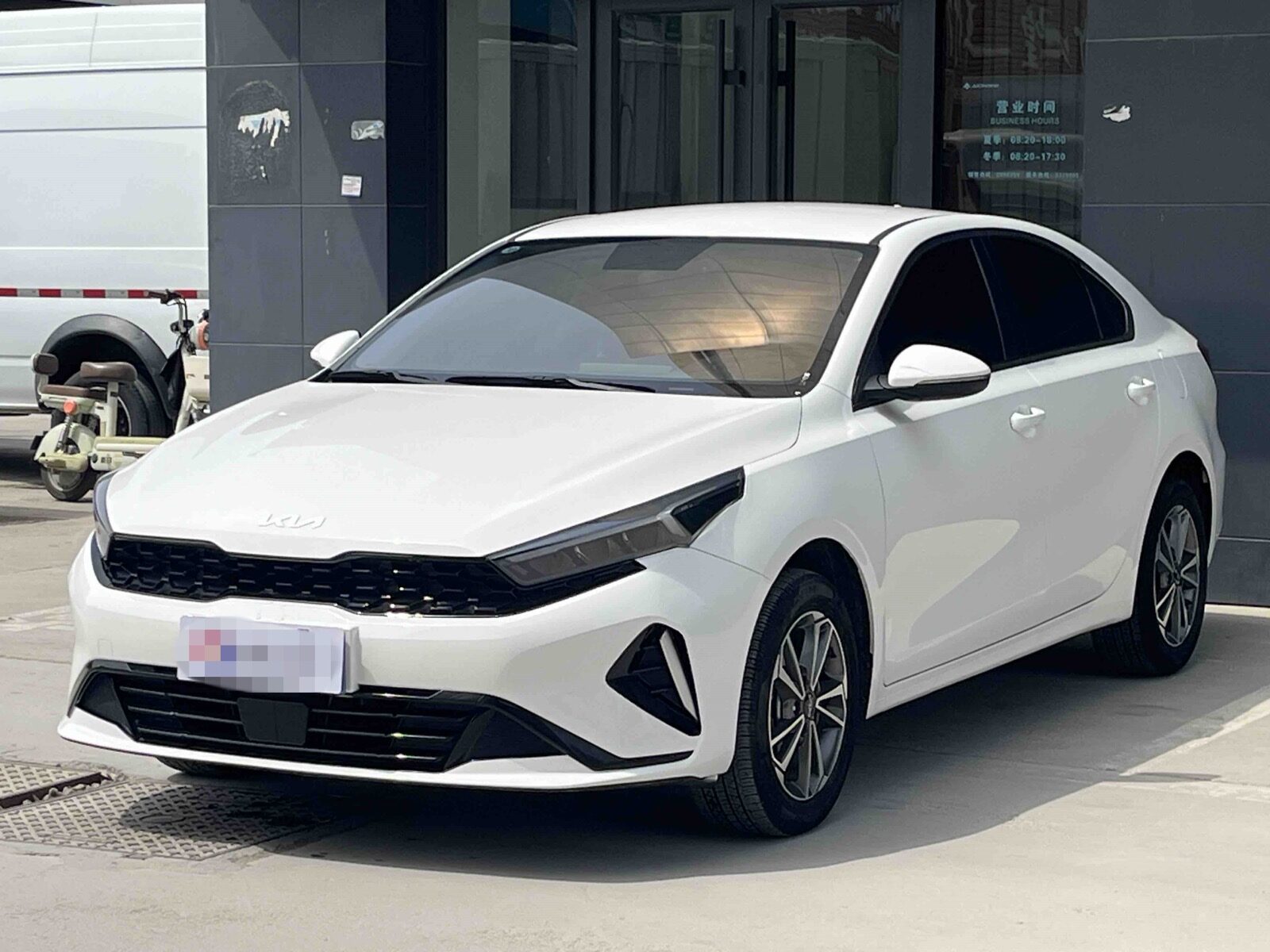 Used 2023 Kia K3, Pearl White — car for export from China